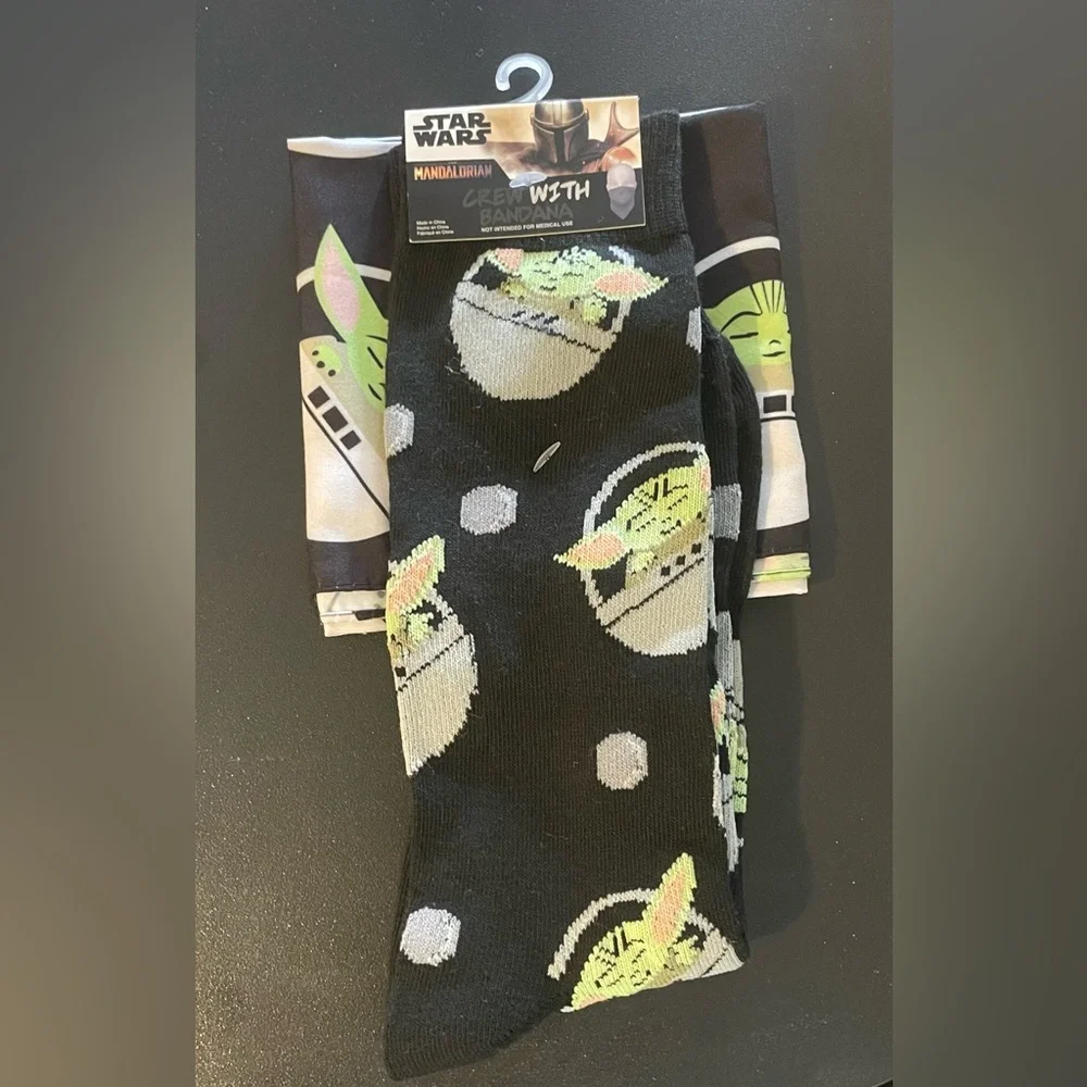 Star Wars Madalorian Crew Socks 5 Pair NWT Grogu Shoe Size 6.5-12 and Bandana